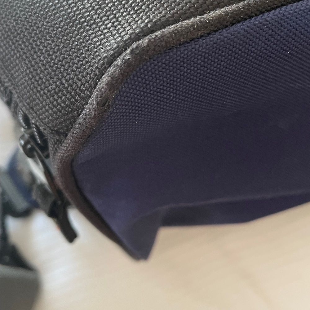 High Sierra Duffel Bag - great pockets and construction - Picture 10 of 10